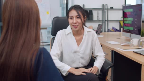 Empresarios Asia Charlando Con Pasantes Discutiendo Sobre Colegas Entrevistas Trabajo — Vídeos de Stock