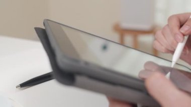 Asya serbest grafik tasarımcı kadınlar evdeki çalışma odasında dijital grafik tablet kullanarak günlük giyerler. Mutlu Asyalı genç kız, rahat ol masada otur ve internette işini yap..