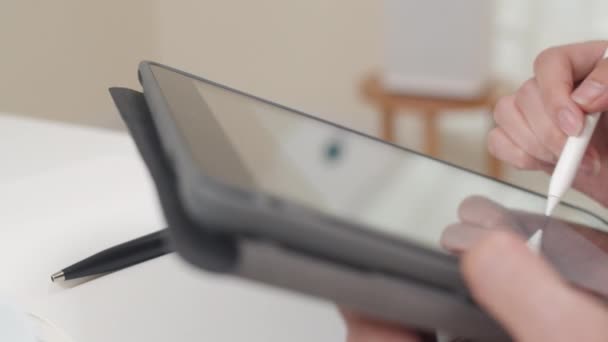 Asie graphiste pigiste femmes casual porter en utilisant le dessin numérique tablette graphique dans le lieu de travail dans le salon à la maison. Heureuse jeune fille asiatique se détendre assis sur le bureau faire le travail dans Internet .