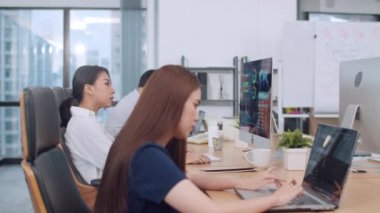 Neşeli genç grafik tasarımcı bayan gece geç saatlere kadar modern ofiste çalışırken dijital grafik tableti kullanıyor, Asyalı profesyonel kadın evde oturma odasında dizüstü bilgisayar rötuşlayıcısı kullanıyor..