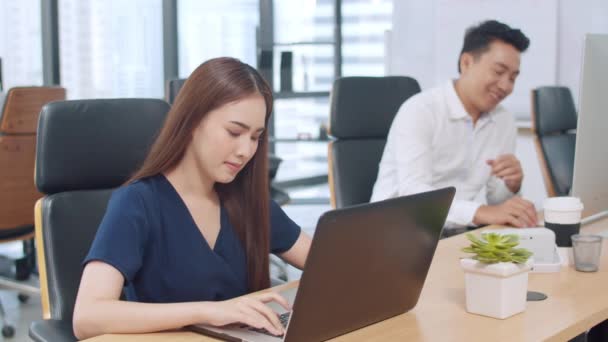 Samenwerkende Procesgroep Van Multiculturele Zakenmensen Slimme Casual Wear Communiceren Technologie — Stockvideo