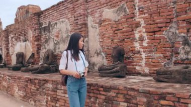 Gezgin Asyalı kadın, tatilini Ayutthaya, Tayland 'da geçiriyor. Japon sırt çantalı kadın, geleneksel kentteki inanılmaz şehir simgesinde yolculuğunun tadını çıkarıyor. Yaşam tarzı kadınlar tatil konsepti ile seyahat eder.