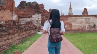 Gezgin Asyalı kadın, tatilini Ayutthaya, Tayland 'da geçiriyor. Japon sırt çantalı kadın, geleneksel kentteki inanılmaz şehir simgesinde yolculuğunun tadını çıkarıyor. Yaşam tarzı kadınlar tatil konsepti ile seyahat eder.