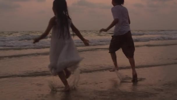 Asiatiske Unge Lykkelige Familier Nyter Ferie Stranden Kvelden Far Mor – stockvideo