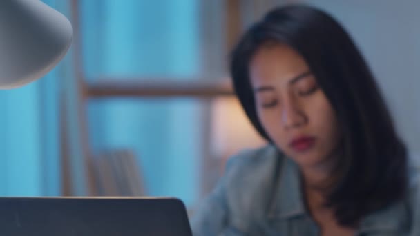 現代の家庭のリビングルームでラップトップ上のプロジェクト研究の問題で深夜ストレスを作業千年若い中国の実業家 アジアの人々職業燃焼症候群の概念 — ストック動画