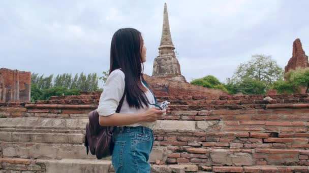 日本女性游客在泰国的Ayutthaya度假旅行时 用相机拍照 享受她在传统城市的神奇地标上的旅程 慢动作 — 图库视频影像