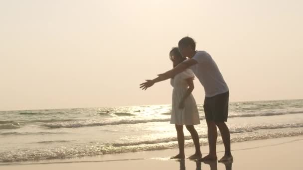 Asian Young Happy Family Enjoy Vacation Beach Evening Dad Mom — Stock Video