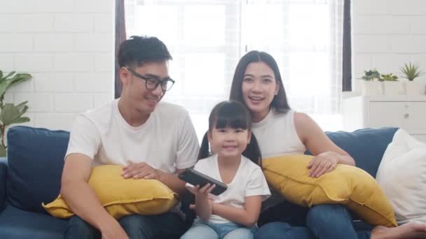 Happy Asian Familie Genieten Van Hun Vrije Tijd Samen Ontspannen — Stockvideo