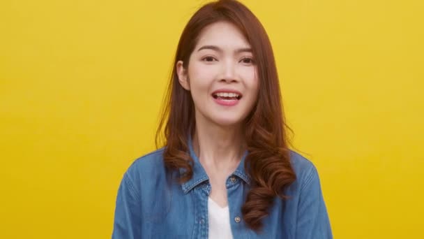Portret Van Jonge Aziatische Dame Met Positieve Uitdrukking Opgewonden Schreeuwend — Stockvideo