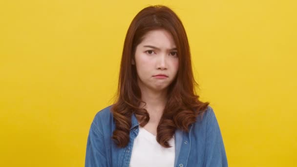 Bedårande Ung Asiatisk Kvinna Med Positiva Uttryck Leende Brett Klädd — Stockvideo