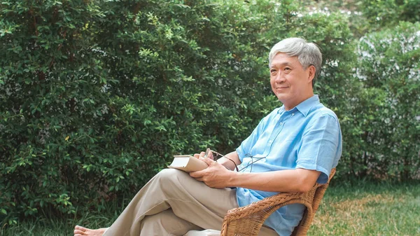 Aasialaiset Vanhemmat Miehet Rentoutuvat Kotona Aasian Vanhempi Kiinalainen Mies Nauttia — kuvapankkivalokuva
