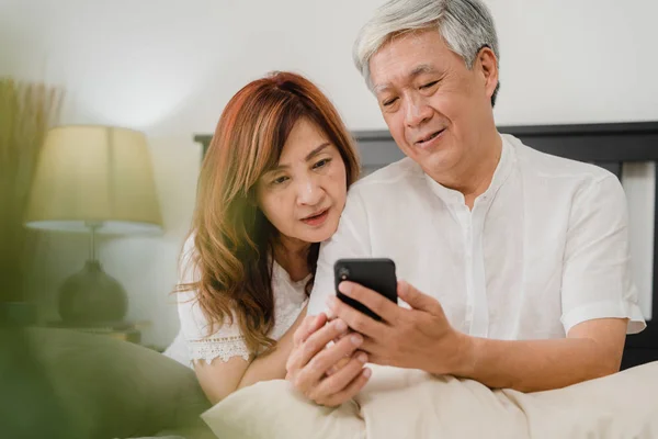 Asiatisches Senioren Paar Mit Handy Hause Asiatische Senioren Chinesische Großeltern — Stockfoto
