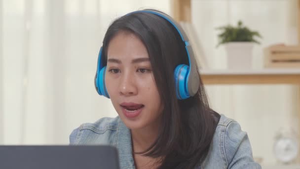 Asia Freelance Mujer Negocios Ropa Casual Utilizando Portátil Trabajo Llamada — Vídeo de stock