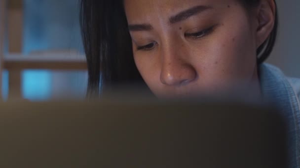 亚洲自由应聘精明的商界女性休闲装的写照 使用平板电脑在家里客厅里工作 快乐的年轻亚洲女孩放松地坐在桌子上搜寻 并在网上工作 — 图库视频影像