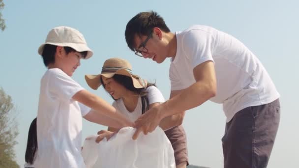 Asiatiska Unga Glada Familjeaktivister Samlar Plastavfall Stranden Asiens Volontärer Hjälper — Stockvideo