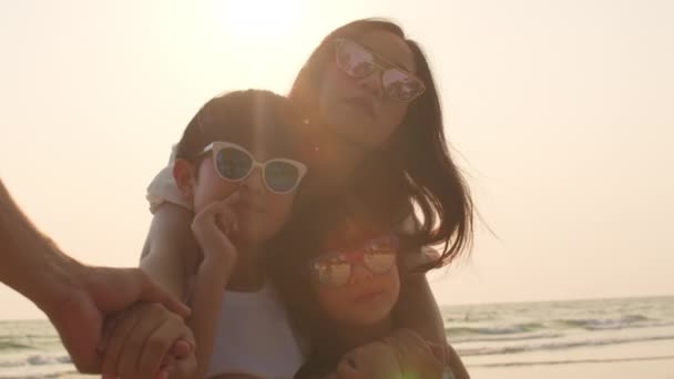 Aziatische Jonge Gelukkige Familie Genieten Van Vakantie Het Strand Avond — Stockvideo