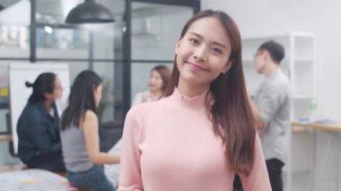 Başarılı yönetici iş kadınının portresi. Akıllı gündelik giysiler. Kameraya bakıp gülümsüyor, modern ofis işyerinde mutlu. Genç Asyalı bayan modern toplantı odasında dinleniyor..