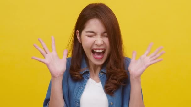 Retrato Jovem Asiática Senhora Com Expressão Positiva Gritando Animado Vestido — Vídeo de Stock