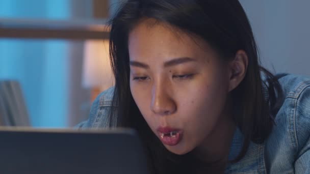 Asia Freelance Mujeres Negocios Inteligentes Comer Fideos Instantáneos Estrés Cansado — Vídeos de Stock
