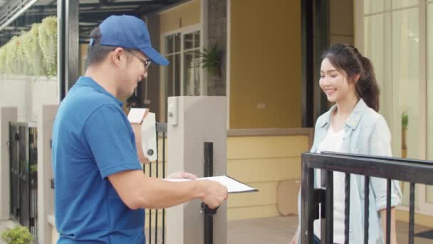 Junger Postbote Mit Paketkästen Für Den Versand Kunden Asiatin Die — Stockvideo