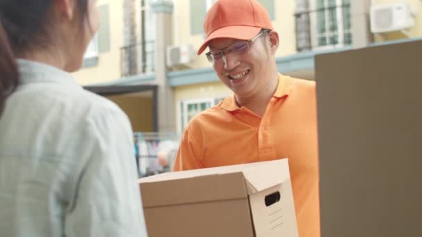 Joven Mensajero Entrega Postal Que Sostiene Cajas Paquetes Para Enviar — Vídeos de Stock