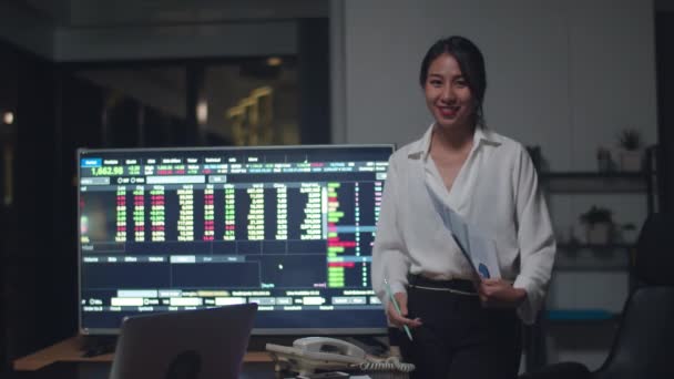 Πορτρέτο Της Επιτυχημένης Όμορφη Εκτελεστική Ασία Επιχειρηματίας Smart Casual Φορούν — Αρχείο Βίντεο