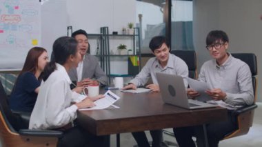 Milenyum Asyalı iş adamları ve iş kadınları konferans video görüşmesi yapıyorlar. Yeni proje arkadaşlarıyla ilgili fikir alışverişinde bulunuyorlar. Birlikte çalışma stratejisi planlıyorlar..