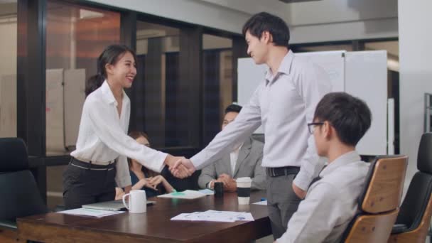 若いビジネスマンのミレニアルグループアジアのビジネスマンやビジネスマンは 都市の小さな現代的な夜のオフィスでの会議室で契約や契約を取り扱って締結した後 握手を祝う — ストック動画