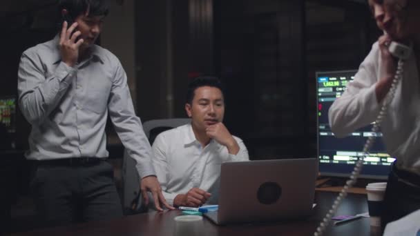 多文化商人合作进程使用笔记本电脑演示和交流会就新同事在夜间办公室的工作计划成功策略集思广益 — 图库视频影像