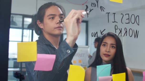 Grupo Jóvenes Empresarios Ideas Lluvia Ideas Trabajando Juntos Compartiendo Datos — Vídeo de stock