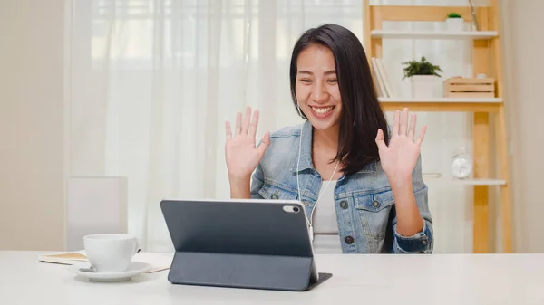 Freelance Liike Naisten Rento Kulumista Käyttäen Tabletti Työ Puhelun Videoneuvottelu — kuvapankkivalokuva