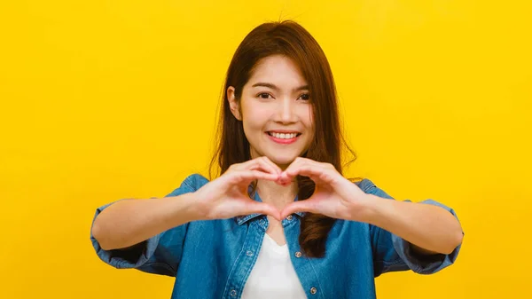 Ung Asiatisk Kvinne Med Positivt Uttrykk Viser Håndbevegelser Hjerteform Kledd – stockfoto