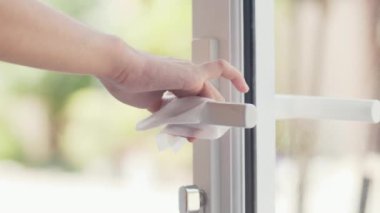 Mutlu, neşeli, komik Asyalı bayan müzik dinliyor ve sarı arka planda günlük kıyafetlerle dans ediyor. İnsan duyguları, yüz ifadesi, stüdyo portresi, yaşam tarzı konsepti. 