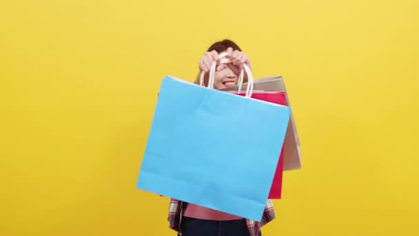 Feliz Animado Jovem Senhora Asiática Carregando Sacos Compras Com Mão — Vídeo de Stock