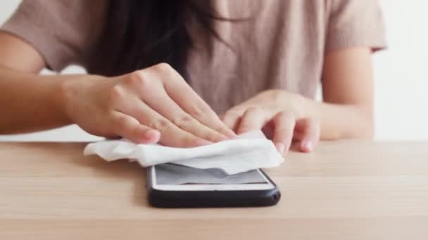 Mulher Asiática Usando Spray Álcool Tecido Telefone Celular Limpo Antes — Vídeo de Stock