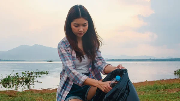 ビーチでプラスチック廃棄物を収集する幸せな若いアジアの活動家 韓国の女性ボランティアは 自然をきれいに保ち ゴミを拾うのに役立ちます 環境保全汚染問題の考え方 — ストック写真