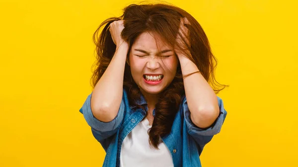 Retrato Jovem Asiática Senhora Com Expressão Negativa Gritando Animado Chorando — Fotografia de Stock