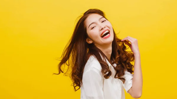 幸せな興奮若い面白いアジアの女性の音楽を聞いて 黄色の背景にカジュアルな服で踊る 人間の感情 スタジオの肖像画 ライフスタイルの概念 — ストック写真