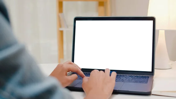 Criativa Jovem Mulher Asiática Sentado Sua Mesa Usando Laptop Com — Fotografia de Stock