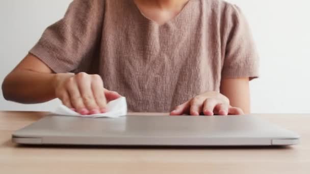 Mulher Asiática Usando Spray Álcool Tecido Laptop Limpo Antes Abrir — Vídeo de Stock