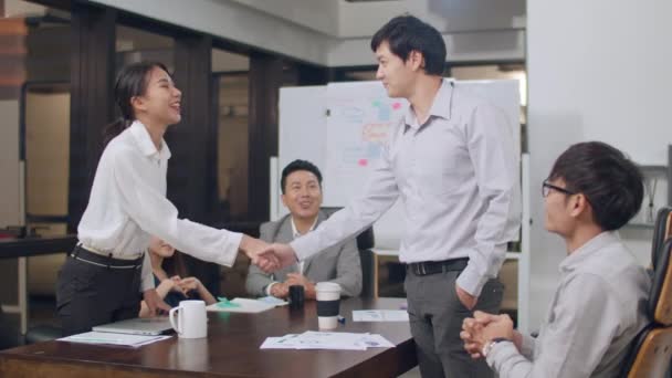 아시아 사업가들 사업가들로 이루어 천년기 그룹의 사업가들 사업가들은 현대적 사무실에서 — 비디오