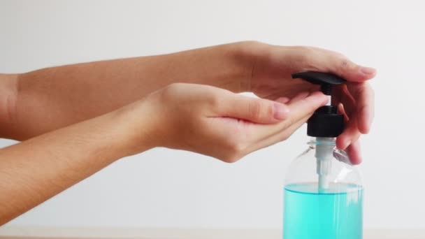 Asiatin Die Alkohol Gel Händedesinfektionsmittel Benutzt Wäscht Die Hände Zum — Stockvideo