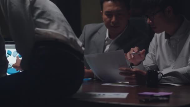 Processus collaboratif des gens d'affaires multiculturels utilisant la présentation d'ordinateur portable et réunion de communication remue-méninges idées sur les nouveaux collègues de projet plan de travail stratégie de réussite dans le bureau de nuit