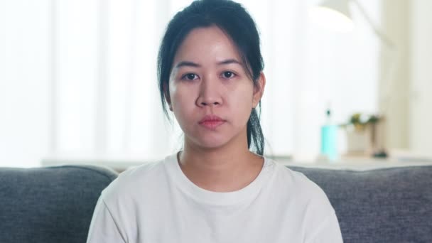 Deprimida Mujer Negocios Asiática Con Máscara Protectora Sentada Sofá Sala — Vídeos de Stock