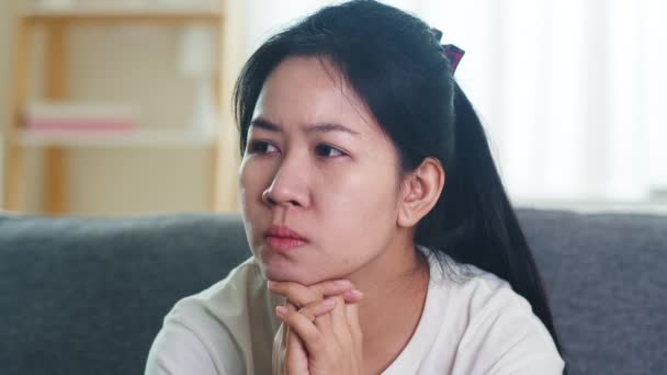 Depressief Huilen Aziatische Zakenvrouw Gestrest Met Hoofdpijn Zittend Bank Woonkamer — Stockvideo