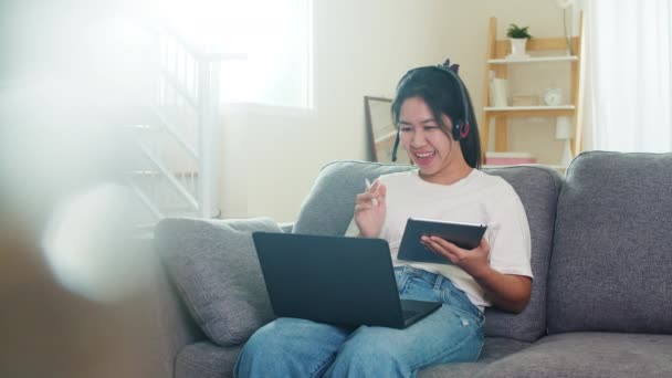 Asiatische Freiberufliche Geschäftsfrau Freizeitkleidung Mit Laptop Arbeitstelefon Videokonferenz Mit Kunden — Stockvideo