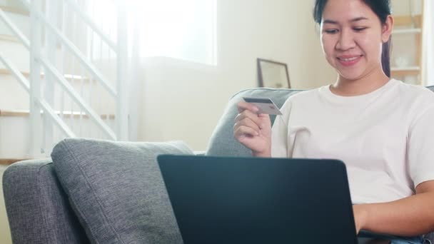 Mujer Asiática Que Utiliza Ordenador Portátil Tarjeta Crédito Comprar Comprar — Vídeos de Stock