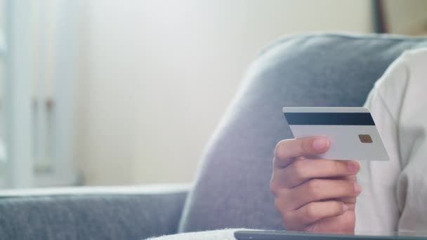 使用平板电脑 信用卡在客厅里购买电子商务互联网的亚洲女性在社交场合待在家里和自我隔离时间 网上购物 — 图库视频影像