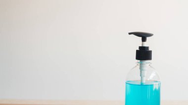 El hijyeni için el dezenfektanı jeli Corona virüsü koruması. Sosyal mesafeler evde ve kendi kendine karantina süresi, koronavirüs konsepti.