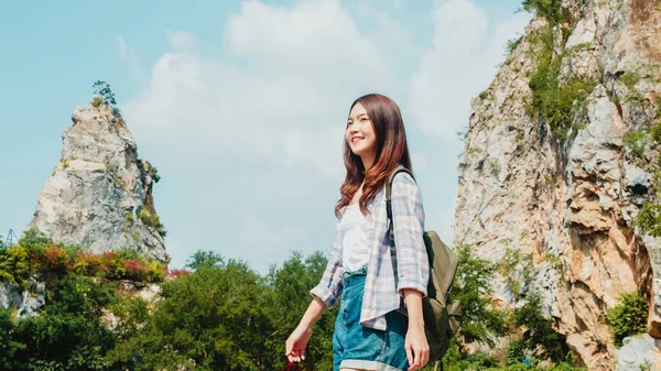 快乐的年轻旅行家 背着背包在高山湖畔散步 韩国少女享受她的假期冒险 感到快乐自由 在闲暇时间的概念下 生活方式的旅行和放松 — 图库照片